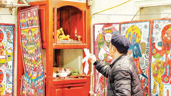 Tranh thờ của người Dao ở Ba Vì, Hà Nội đầy màu sắc và mang ý nghĩa tâm linh, giáo dục sâu sắc.