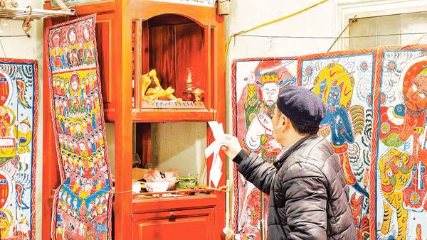 Tranh thờ của người Dao ở Ba Vì, Hà Nội đầy màu sắc và mang ý nghĩa tâm linh, giáo dục sâu sắc.