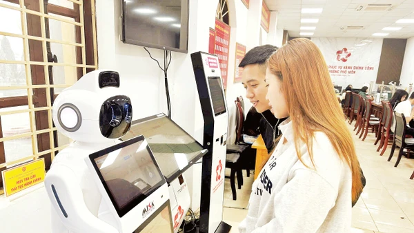 Trung tâm phục vụ hành chính công phường Phố Hiến vận hành Robot AI hỗ trợ thông tin cho người dân tới làm thủ tục hành chính.