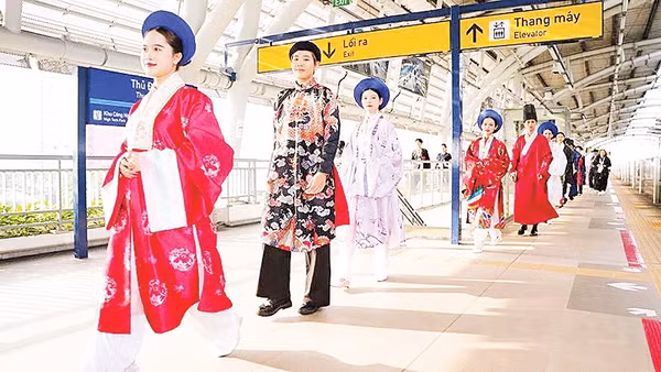 Trình diễn áo dài tại Lễ hội Áo dài thành phố năm 2025. 