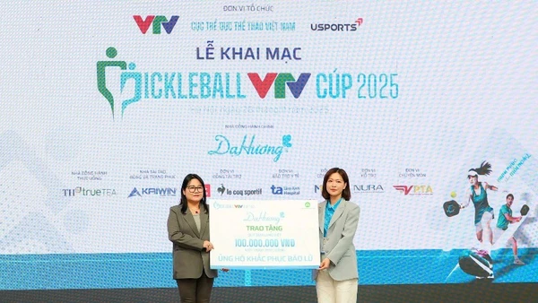 Nhà đồng hành chính Dạ Hương ủng hộ đồng bào bị bão lụt