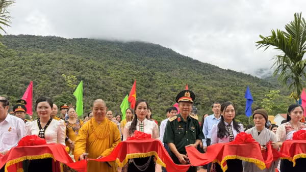 Lễ khánh thành Nhà bia tưởng niệm liệt sĩ xã Chiêu Lưu (Nghệ An), công trình có sự đóng góp, đồng hành của các tăng ni, phật tử. (Ảnh: HÀ NAM)