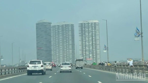 Dự báo có khu vực Hà Nội có mưa vài nơi, sáng sớm có sương mù nhẹ rải rác, trưa chiều giảm mây trời nắng. (Ảnh: Đ.T)