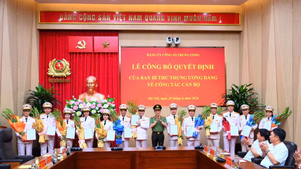 Đại tướng Lương Tam Quang, Bí thư Đảng ủy Công an Trung ương trao Quyết định của Ban Bí thư Trung ương Đảng chuẩn y Chủ nhiệm, Phó Chủ nhiệm, Ủy viên Ủy ban Kiểm tra Đảng ủy Công an Trung ương.