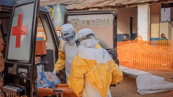 Các nhân viên y tế đưa một bệnh nhân Ebola đến trung tâm điều trị Ebola ở Mongbwalu, tỉnh Ituri, Congo. (Ảnh: Tân Hoa xã)