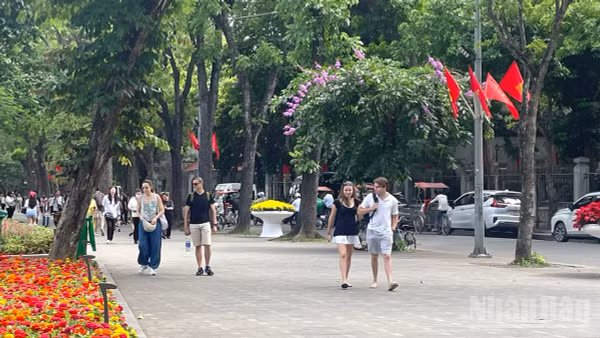 Dự báo khu vực Hà Nội ngày nắng nóng, chiều và đêm có mưa rào và dông rải rác, cục bộ có nơi mưa to.
