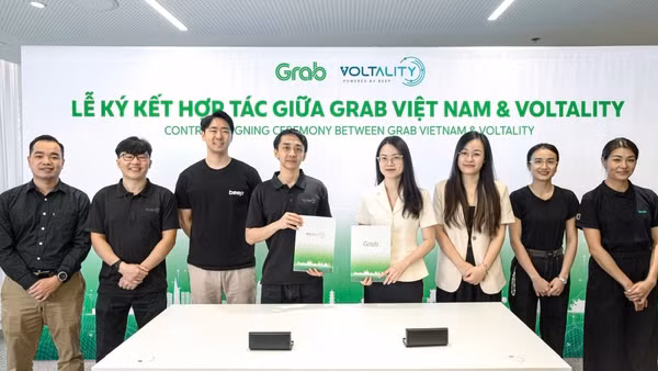 Đại diện Grab Việt Nam và đại diện Voltality ký kết hợp đồng hợp tác.