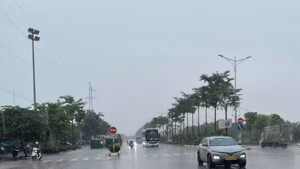 Dự báo khu vực Hà Nội ngày có lúc có mưa vừa; đêm có lúc có mưa rào và dông. (Ảnh minh họa: Đ.T)