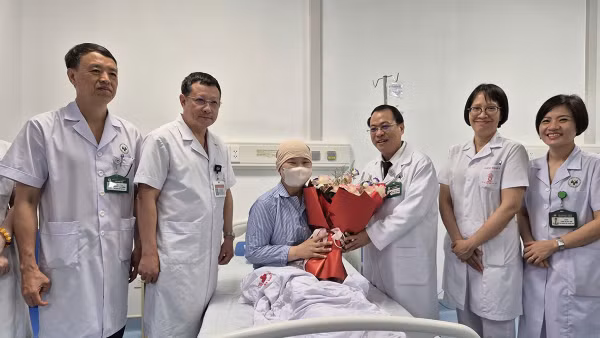 Lãnh đạo Bệnh viện 19-8 chúc mừng bệnh nhân ra viện. 