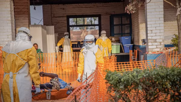 Các nhân viên y tế đưa một bệnh nhân Ebola đến trung tâm điều trị Ebola ở Mongbwalu, tỉnh Ituri, CHDC Congo. (Ảnh: Tân Hoa xã)
