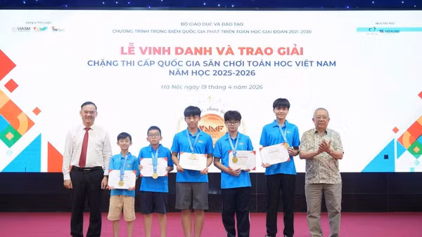 Trao giải nhất cho các học sinh từ khối 4 đến khối 9.