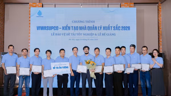 Ông Lê Văn Thăng – Chủ tịch HĐQT VIWASUPCO (đứng thứ 6 từ trái sang) ghi nhận nhóm học viên có đề tài ấn tượng sau chương trình.