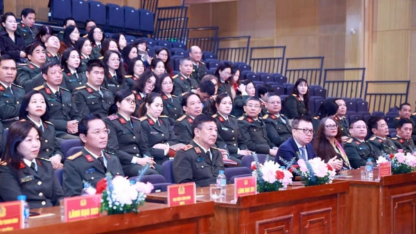 Các đồng chí lãnh đạo, đại biểu tham dự buổi lễ.