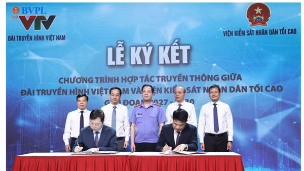 Đồng chí Nguyễn Huy Tiến, Viện trưởng VKSND tối cao và đồng chí Nguyễn Thanh Lâm, Tổng Giám đốc Đài THVN ký Chương trình hợp tác truyền thông giai đoạn 2027-2030.