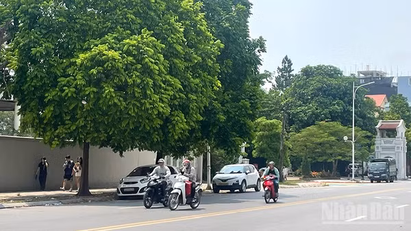 Khu vực Hà Nội ngày có nắng nóng, có nơi nắng nóng gay gắt. (Ảnh minh họa: Đ.T)