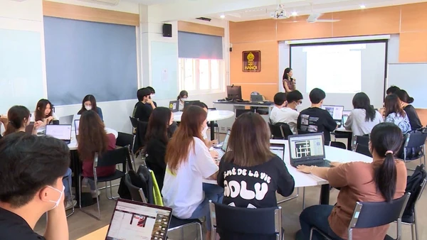 Một lớp học theo mô hình đào tạo có yếu tố quốc tế tại trường Đại học Hà Nội.