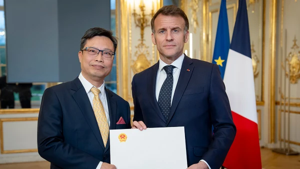 Đại sứ Việt Nam tại Pháp Trịnh Đức Hải trình Quốc thư lên Tổng thống Emmanuel Macron.