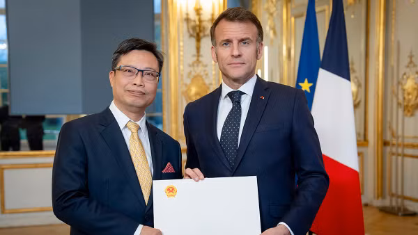 Đại sứ Việt Nam tại Pháp Trịnh Đức Hải trình Quốc thư lên Tổng thống Emmanuel Macron.