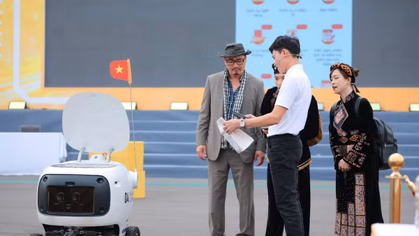 Trình diễn robot tại Diễn đàn quốc gia về phát triển doanh nghiệp công nghệ Việt Nam năm 2025.