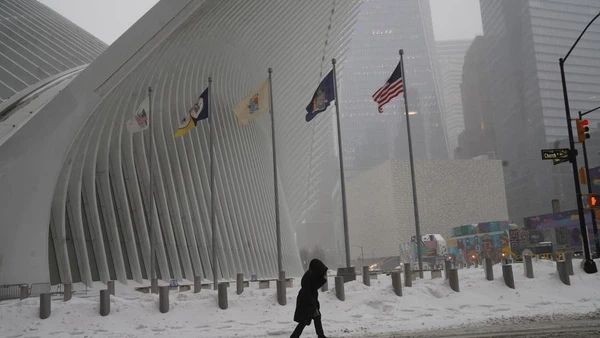 Một người đi bộ băng qua ga tàu điện ngầm Trung tâm thương mại Thế giới giữa khung cảnh tuyết rơi ở New York, Hoa Kỳ, ngày 25/1 (Ảnh: Tân Hoa xã)