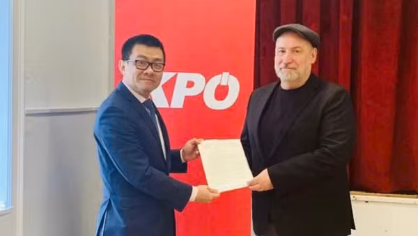 Đại sứ Vũ Lê Thái Hoàng trao Thư cảm ơn của Ban chấp hành Trung ương Đảng Cộng sản Việt Nam tới tay đồng chí Günther Hopfgartner Chủ tịch KPÖ.