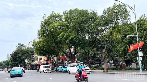 Dự báo Hà Nội ngày nắng nóng, có nơi nắng nóng gay gắt; chiều tối và đêm có mưa rào và dông vài nơi. (Ảnh minh họa: Đ.T)