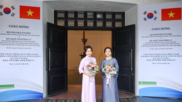 Phu nhân Tổng Bí thư, Chủ tịch nước Tô Lâm, bà Ngô Phương Ly và Phu nhân Tổng thống Hàn Quốc Lee Jae Myung, bà Kim Hye Kyung tham quan Bảo tàng Dân tộc học Việt Nam. (Ảnh: DUY LINH)