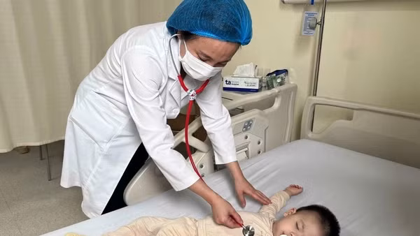 Bệnh nhi 14 tháng tuổi, sốt cao, ho, khò khè, chảy mũi, mụn nước nổi quanh miệng do cúm A kèm bệnh chân tay miệng điều trị tại Bệnh viện đa khoa Tâm Anh Hà Nội.