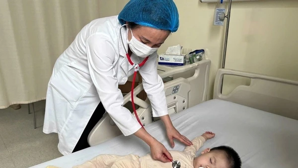 Bệnh nhi 14 tháng tuổi, sốt cao, ho, khò khè, chảy mũi, mụn nước nổi quanh miệng do cúm A kèm bệnh chân tay miệng điều trị tại Bệnh viện đa khoa Tâm Anh Hà Nội.