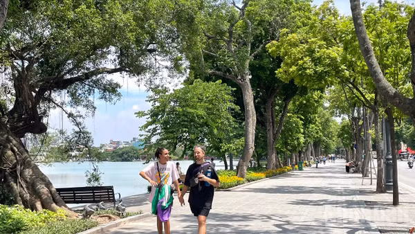 Nhiệt độ đo được tại trạm Láng (Hà Nội) 37,2 độ C. (Ảnh minh họa: Đ.T)