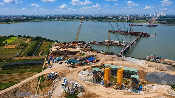 Công trường thi công cầu Ngọc Hồi. (Ảnh: HÙNG THÁI)