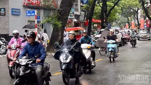 Dự báo khu vực Hà Nội sáng có lúc có mưa rào và dông, từ chiều tối và đêm có mưa vừa, mưa to và dông, cục bộ có nơi mưa rất to. (Ảnh minh họa: Đ.T)