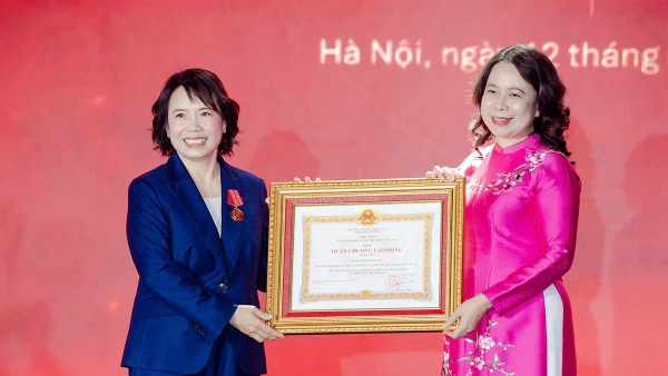 Phó Chủ tịch nước Võ Thị Ánh Xuân trao Huân chương Lao động hạng Nhì cho bà Nguyễn Thị Mai Phương - Chủ tịch HĐQT Tập đoàn Tân Á Đại Thành.