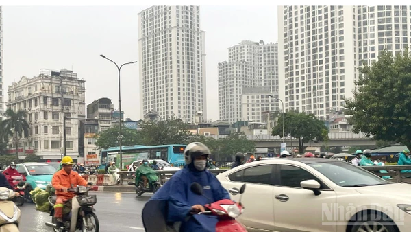 Dự báo khu vực Hà Nội có mưa, mưa rào rải rác và có nơi có dông. (Ảnh: Đ.T)