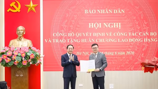 Đồng chí Trịnh Văn Quyết, Ủy viên Bộ Chính trị, Bí thư Trung ương Đảng, Trưởng ban Tuyên giáo và Dân vận Trung ương trao Quyết định bổ nhiệm cho đồng chí Lê Quốc Minh. (Ảnh: BẢO LONG)