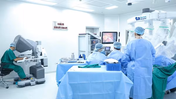 Bác sĩ thực hiện phẫu thuật nhờ sự hỗ trợ của hệ thống robot phẫu thuật Da Vinci Xi.