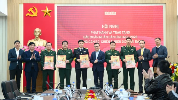 Ủy viên Trung ương Đảng, Tổng Biên tập Báo Nhân Dân Lê Quốc Minh cùng đại diện các đơn vị trao Báo Xuân Nhân Dân Bính Ngọ 2026 tặng cán bộ, chiến sĩ biên giới, hải đảo.