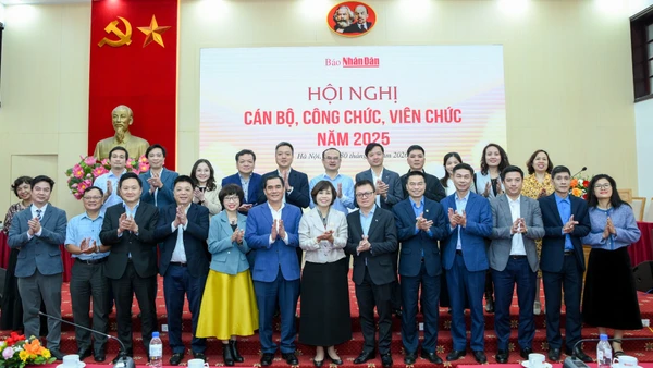Các đại biểu cùng cán bộ, công chức, viên chức Báo Nhân Dân tại hội nghị.