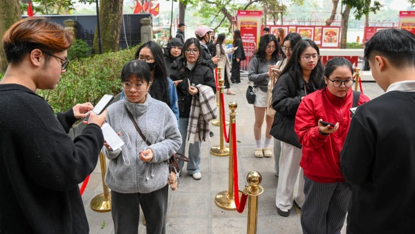 Người dân xếp hàng quét mã QR nhận vé, sẵn sàng cho đêm hòa nhạc đặc biệt tại trung tâm Thủ đô.