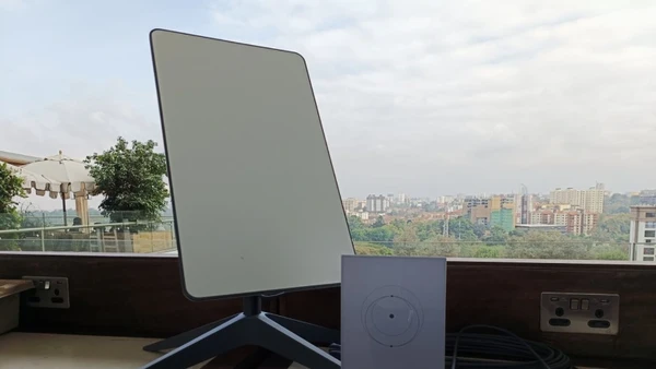 Bộ thiết bị thu phát tín hiệu Internet vệ tinh Starlink.