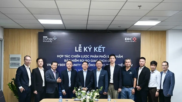 Đại diện VNPT Cyber Immunity và BIC ký kết hợp tác chiến lược phân phối sản phẩm bảo hiểm rủi ro giao dịch