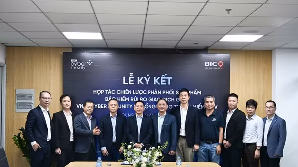 Đại diện VNPT Cyber Immunity và BIC ký kết hợp tác chiến lược phân phối sản phẩm bảo hiểm rủi ro giao dịch