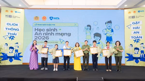 Các đại biểu trao giải cho học sinh đạt giải Nhất cuộc thi. 