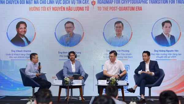 Các đại biểu trao đổi tại Hội thảo quốc tế “Định hình tương lai hạ tầng PKI: Chuyển đổi các tiêu chuẩn mật mã cho dịch vụ tin cậy hướng tới kỷ nguyên hậu lượng tử”.
