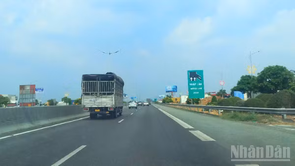 Phương tiện lưu thông trên tuyến cao tốc đoạn Cần Thơ-Hậu Giang.