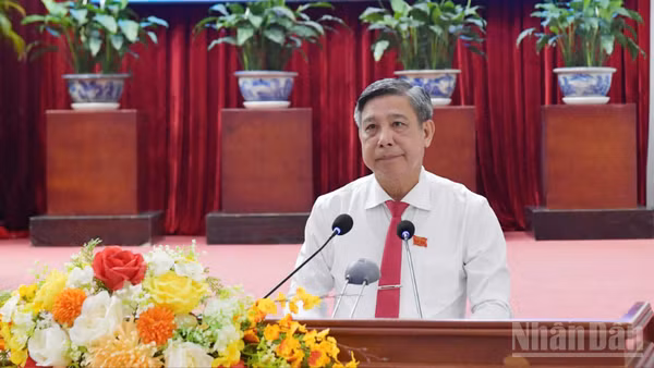 Đồng chí Đồng Văn Thanh, Ủy viên Trung ương Đảng, Phó Bí thư Thường trực Thành ủy, Chủ tịch Hội đồng nhân dân thành phố Cần Thơ phát biểu khai mạc kỳ họp. 