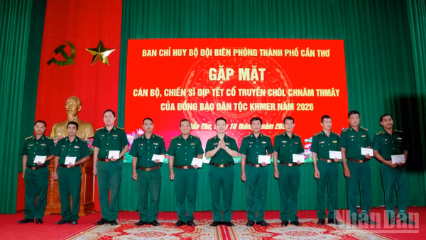 Đại tá Phạm Lê Xuân Bình, Chỉ huy trưởng Bộ đội Biên phòng thành phố Cần Thơ tặng quà chúc Tết cổ truyền Chôl Chnăm Thmây tới cán bộ, chiến sĩ là người dân tộc Khmer.