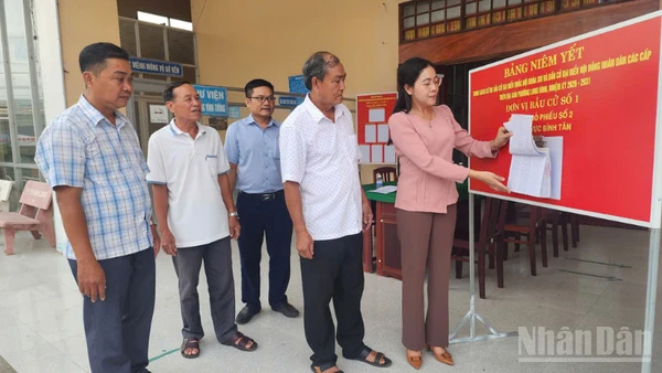 Khu vực Bình Tân, phường Long Bình, thành phố Cần Thơ có 2.332 cử tri, đến nay đã hoàn tất việc niêm yết danh sách.