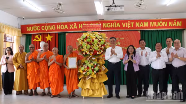 Đoàn công tác trao tặng nhiều phần quà cho các vị trụ trì, Ban quản trị các chùa Phật giáo Nam tông Khmer, người có uy tín trong đồng bào Khmer.