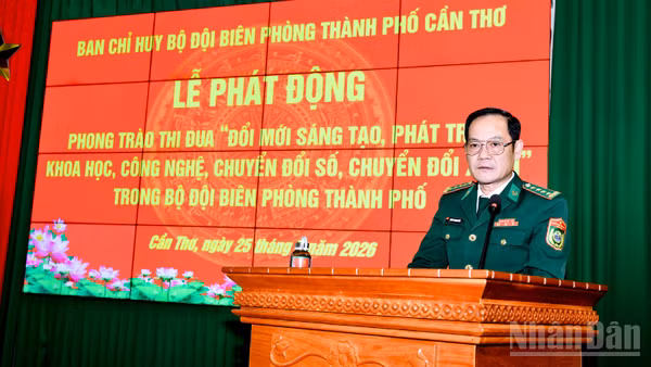 Đại tá Huỳnh Thanh Hùng, Chính ủy Bộ đội Biên phòng thành phố Cần Thơ phát động thi đua tại buổi lễ.